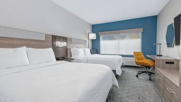 Escritorio, espacio para trabajar con laptop y cortinas blackout