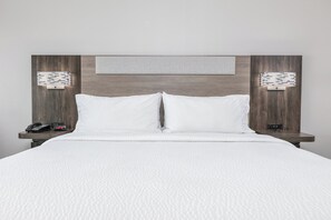 Escritorio, espacio para trabajar con laptop y cortinas blackout 