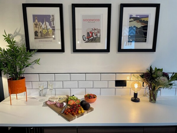 Dining - Stylish three bedroom apartment in Chichester (Chichester)