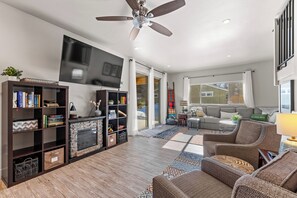 智能電視、壁爐、DVD 播放機、書籍