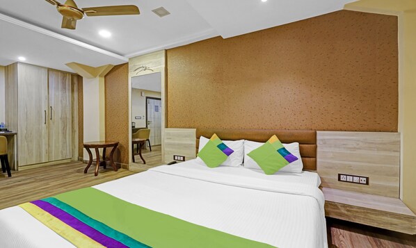 Habitación Deluxe | Escritorio y tabla de planchar con plancha 