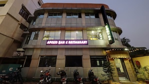 Un edifici amb un rètol que diu "Apollo Bar & Restaurant".
