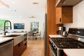 Refrigerador, microondas, horno, placa de cocina