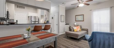 スマートテレビ、暖炉、書庫