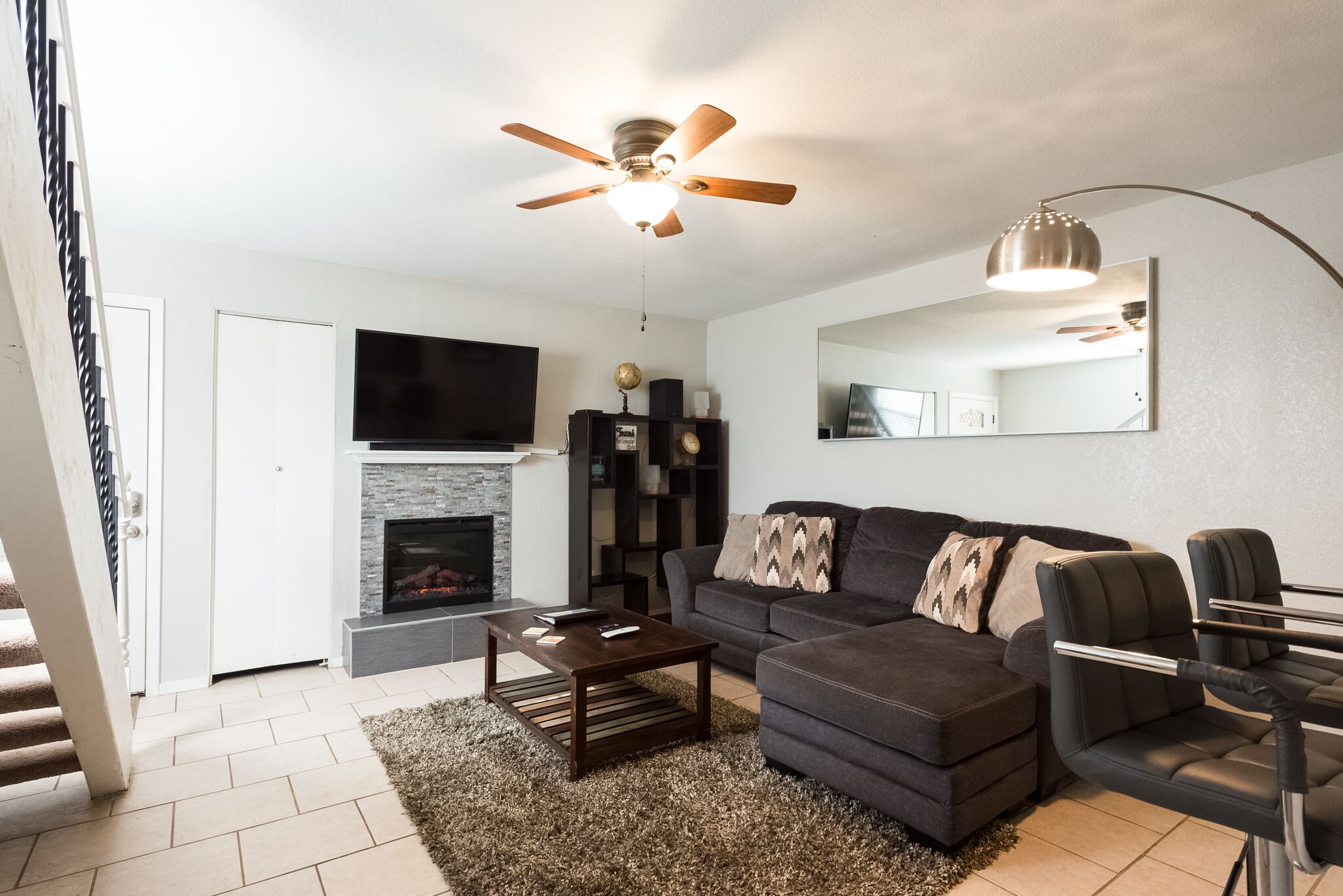 Updated 2/1.5 w/ king, queen - 2mi to DT. Pets ok