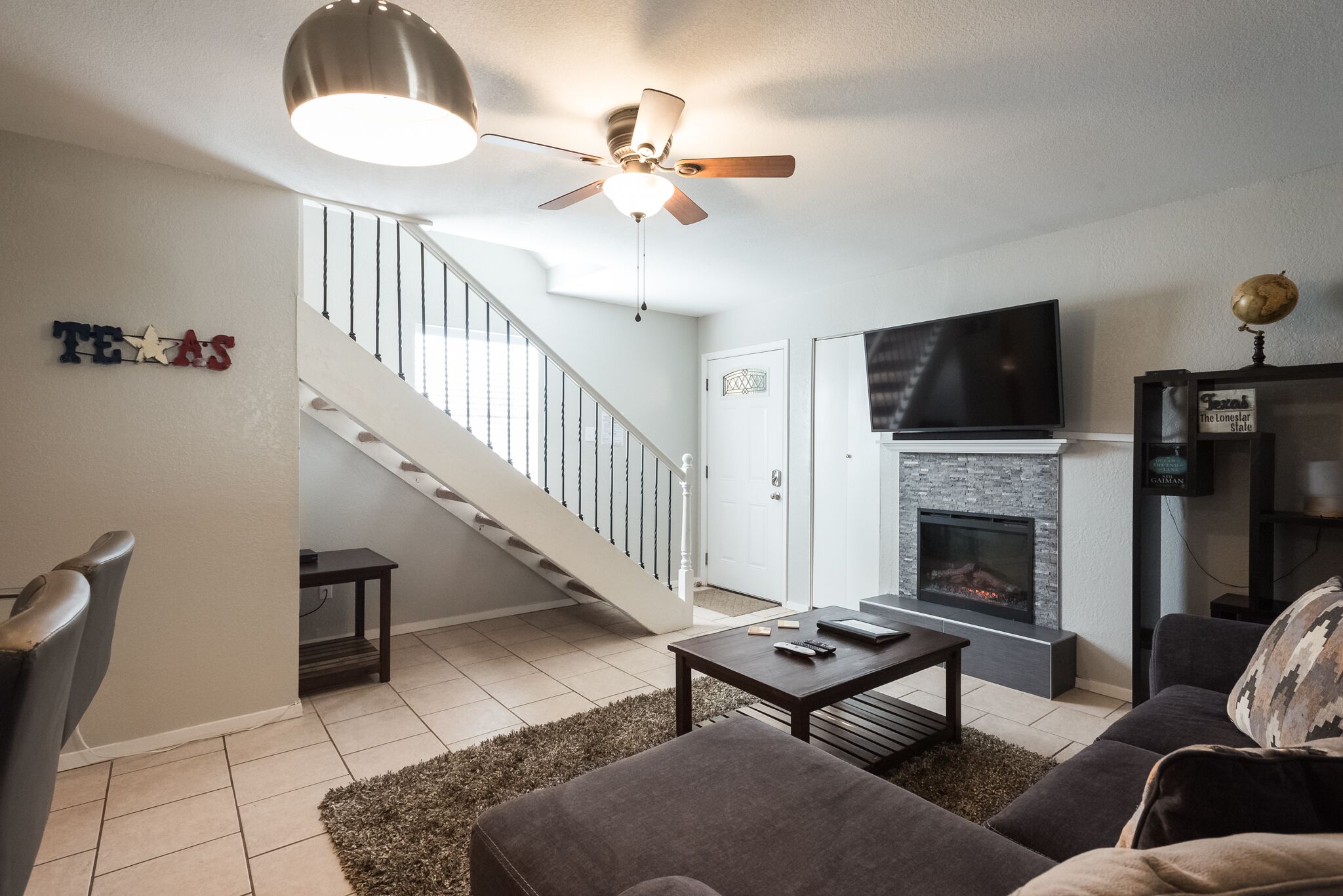 Updated 2/1.5 w/ king, queen - 2mi to DT. Pets ok