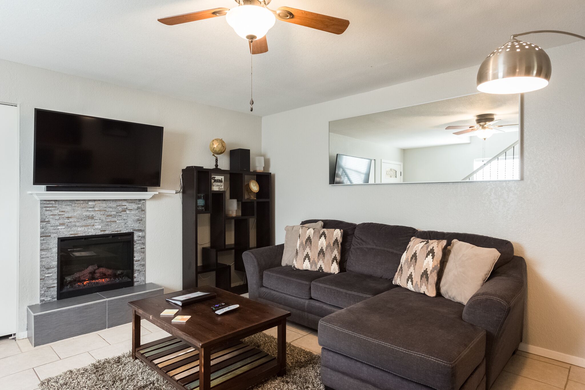 Updated 2/1.5 w/ king, queen - 2mi to DT. Pets ok