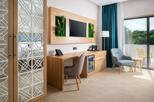 Minibar, caja de seguridad en la habitación y escritorio 