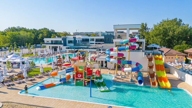 Ein Poolbereich mit mehreren Wasserrutschen und einem Wasserpark.