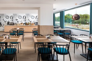 6 개의 레스토랑, 아침 식사, 점심 식사, 저녁 식사 제공(세계 요리)