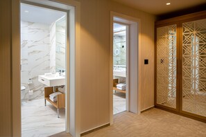 Douche, articles de toilette gratuits, sèche-cheveux, peignoirs