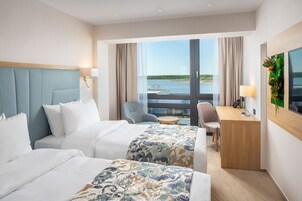 Minibar, caja de seguridad en la habitación y escritorio 