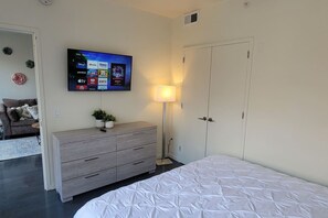 2 habitaciones, escritorio, tabla de planchar con plancha y wifi gratis