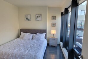 2 soverom, skrivebord, strykejern/-brett og wi-fi (inkludert)