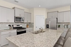 Kjøleskap, mikrobølgeovn, ovn og oppvaskmaskin