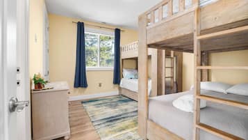 4 bedrooms, iron/ironing board, WiFi, bed sheets