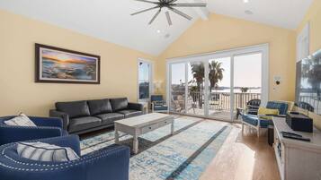 Televisie, een open haard, tafelvoetbal en een stereo