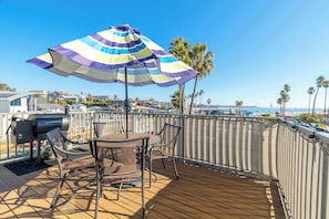 Outdoor dining - Oceanfront Beach House overlooking the Boardwalk (Santa Cruz)