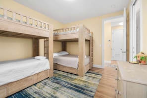 4 bedrooms, iron/ironing board, WiFi, bed sheets - Oceanfront Beach House overlooking the Boardwalk (Santa Cruz)