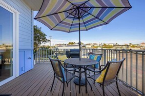 Outdoor dining - Oceanfront Beach House overlooking the Boardwalk (Santa Cruz)