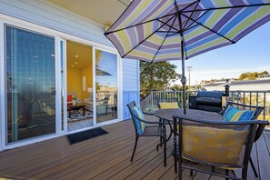 Outdoor dining - Oceanfront Beach House overlooking the Boardwalk (Santa Cruz)