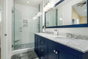 Bathtub, hair dryer, towels - Oceanfront Beach House overlooking the Boardwalk (Santa Cruz)