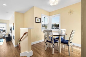 Dining - Oceanfront Beach House overlooking the Boardwalk (Santa Cruz)