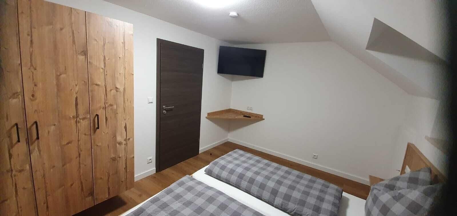 In-room safe, soundproofing, free WiFi, bed sheets