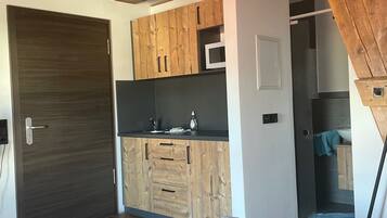 In-room safe, soundproofing, free WiFi, bed sheets