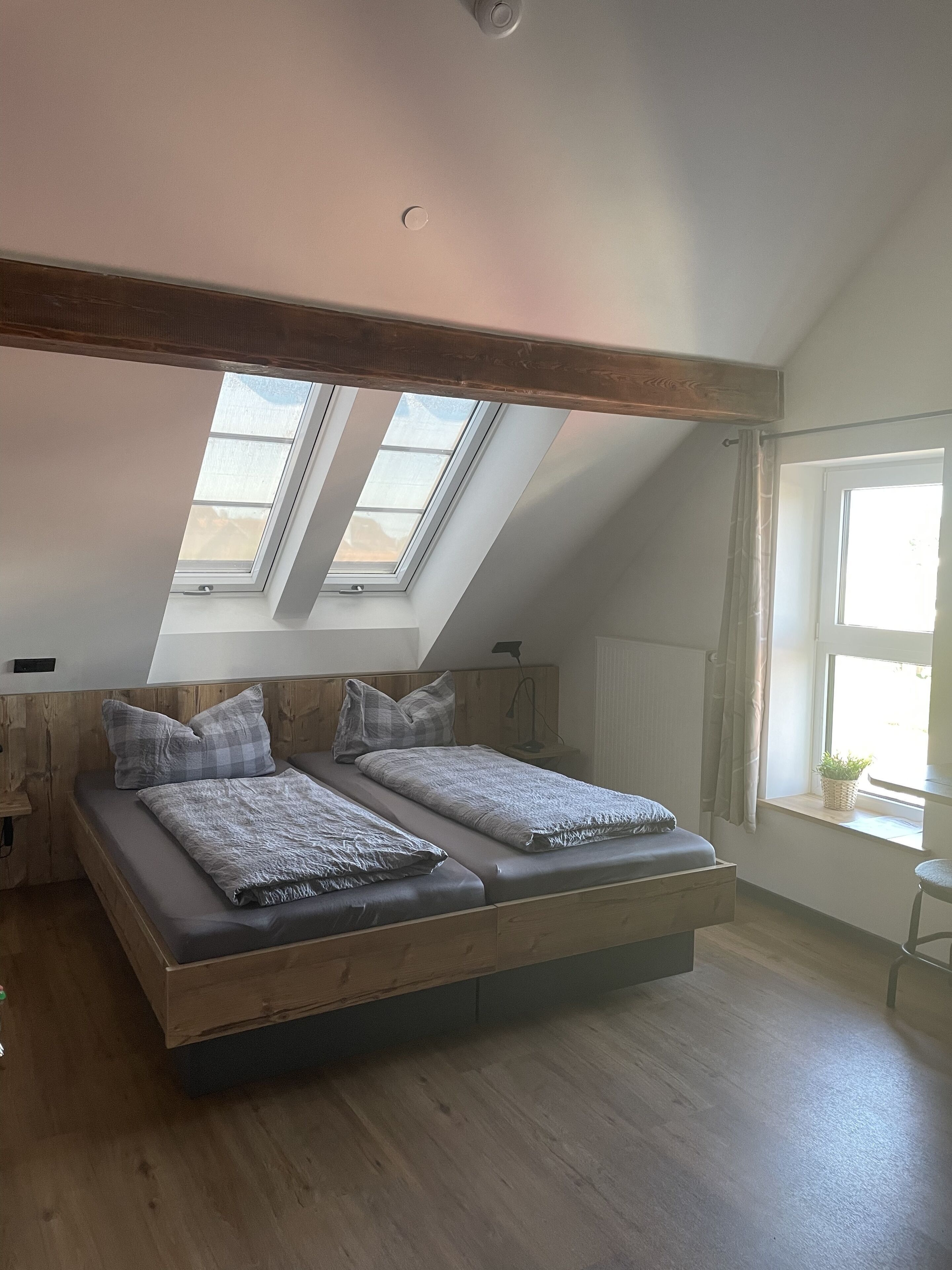 In-room safe, soundproofing, free WiFi, bed sheets