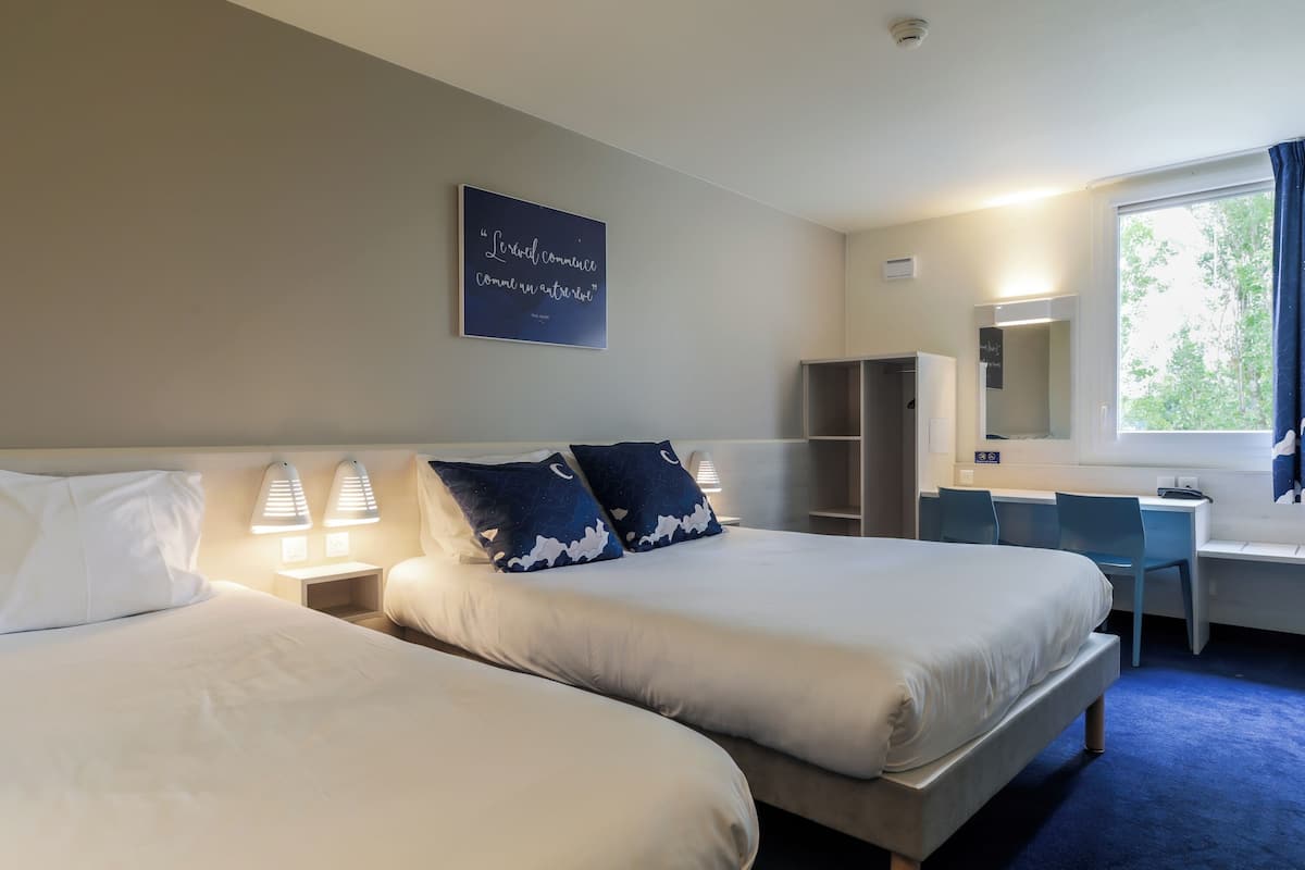 triple room | 1 bedroom, desk, laptop workspace, soundproofing