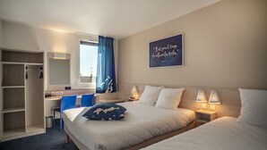 A hotel room with two beds, a desk, a chair, a wardrobe, and a window with curtains. - ACE Hôtel Thionville Porte du Luxembourg (Thionville)