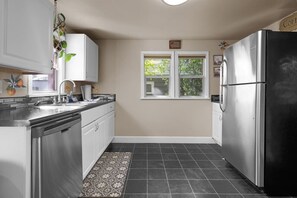 Réfrigérateur, four à micro-ondes, un four, surface de cuisson