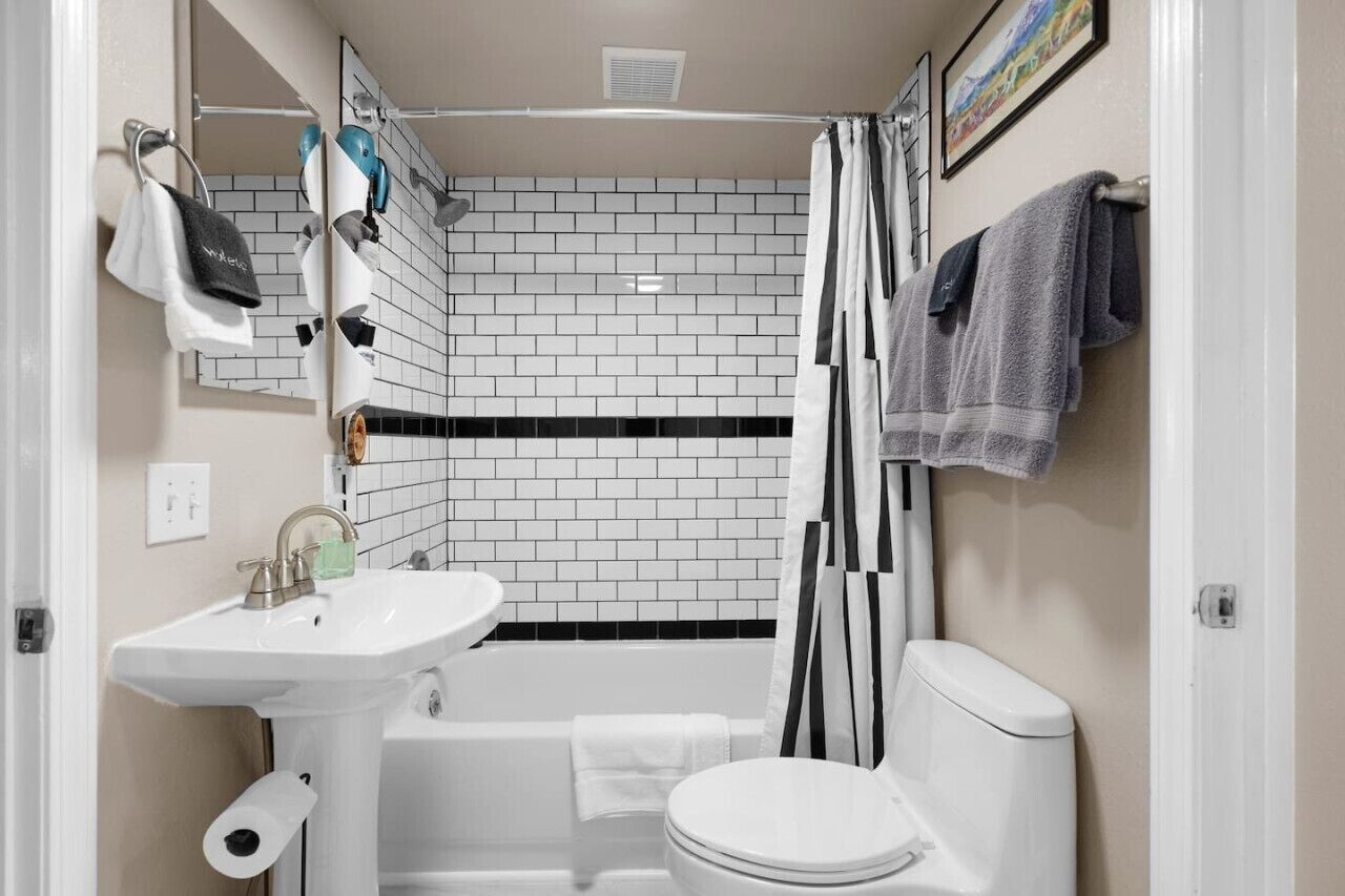 Ensemble douche/baignoire, sèche-cheveux, serviettes fournies