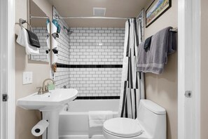Ducha y bañera combinadas, secador de pelo y toallas