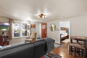 2 chambres, bureau, fer et planche à repasser, lit parapluie