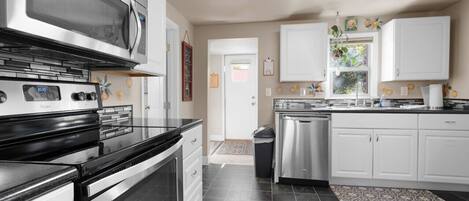 Een koelkast, een microgolfoven, een oven, een kookplaat