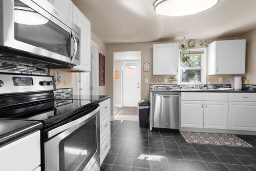 All the Amenities!* Centrally Located* Cozy Private Home*