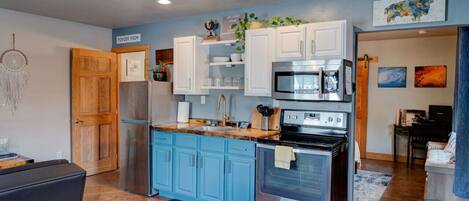 Réfrigérateur, four à micro-ondes, un four, surface de cuisson