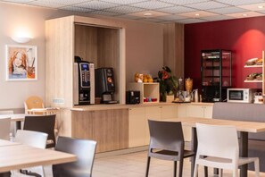 Daily continental breakfast for a fee - ACE Hôtel Bordeaux Carbon Banc (Carbon-Blanc)