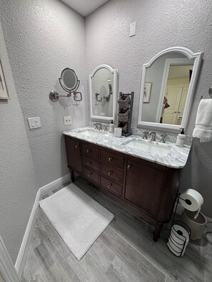 Chuveiro/banheira combinados, secador de cabelo, toalhas de banho 