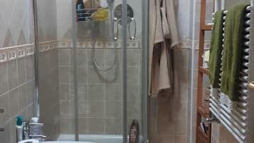 Douche, sĂšche-cheveux, bidet, serviettes fournies