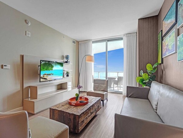 Televisión de pantalla plana y oficina 