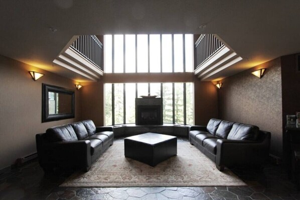 Interior - Mountainside 1BR: Sleeps 4, Pool, Hot tub & Private Balcony - Walk to Everything! (Whistler)