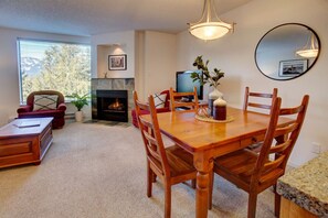 Dining - Mountainside 1BR: Sleeps 4, Pool, Hot tub & Private Balcony - Walk to Everything! (Whistler)