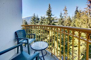 Property grounds - Mountainside 1BR: Sleeps 4, Pool, Hot tub & Private Balcony - Walk to Everything! (Whistler)