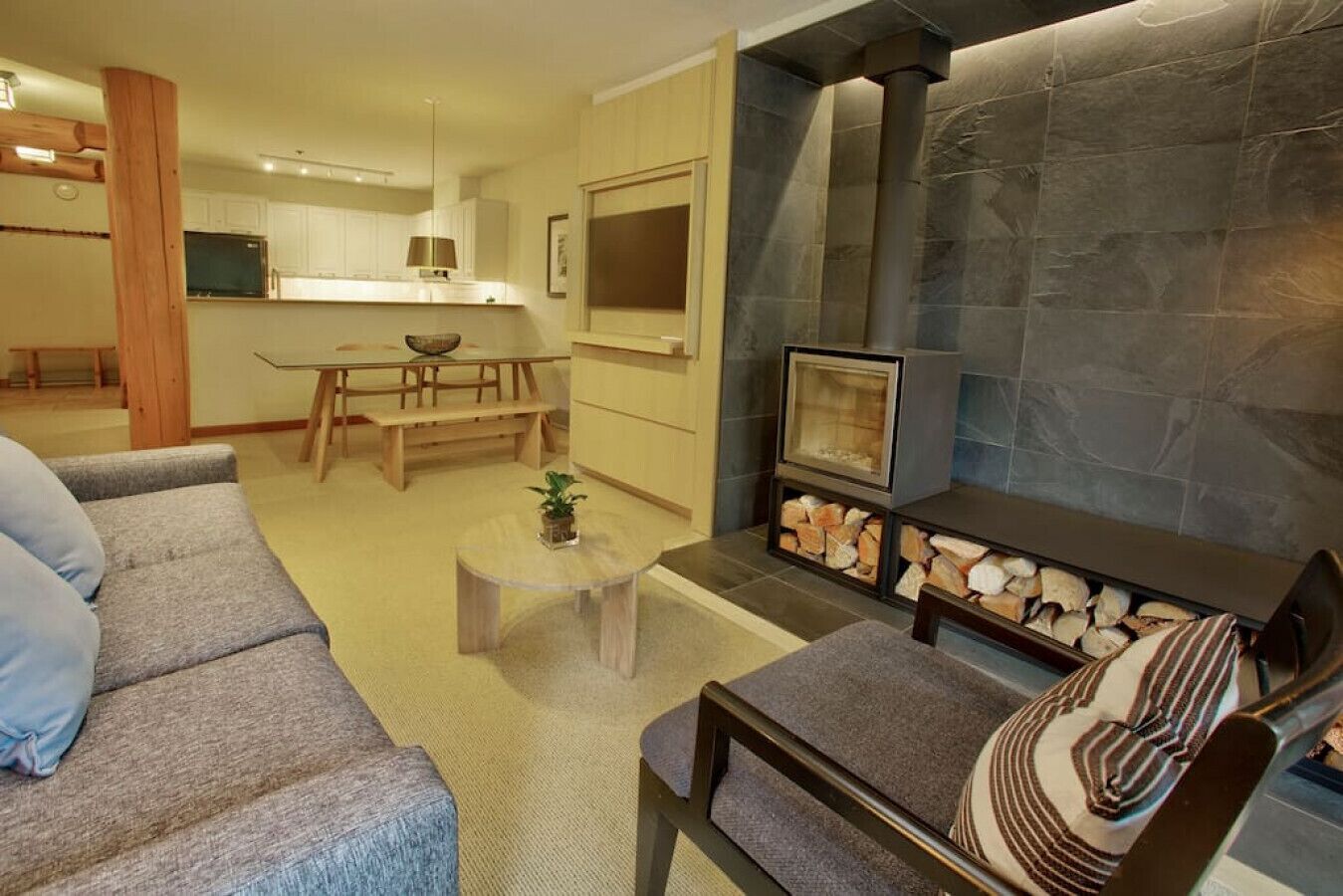 Stylish 1.5 Br:sleeps 4,hot Tub,pool,patio,free Parking &5 Mins. Drive To Village! - Whistler