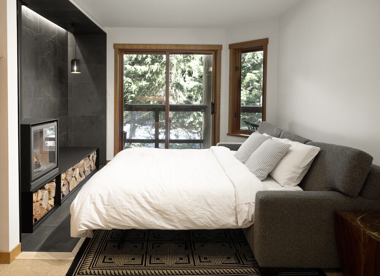 1 chambre, bureau, fer et planche à repasser, lit parapluie