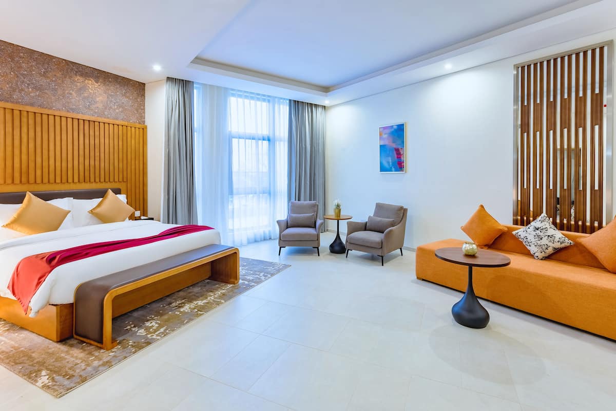 Executive Room | In-room safe, desk, laptop workspace, iron/ironing board