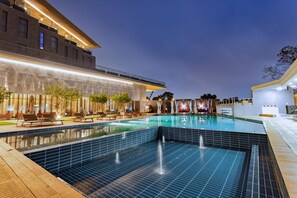 Outdoor pool, open 6:00 AM to 6:00 PM, free cabanas, pool umbrellas - Alisa Hotel Tema (Tema)